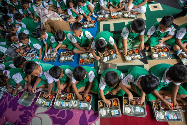 Sejumlah siswa menyantap menu makanan saat pelaksanaan Program Makan Bergizi Gratis (MBG) di TK Kartika, Indramayu, Jawa Barat, Senin (6/1/2025). Foto: Dedhez Anggara/ANTARA FOTO