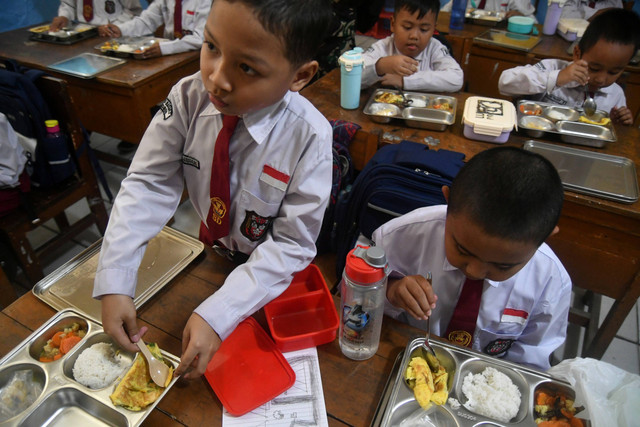 Sejumlah siswa menikmati makanan saat pelaksanaan program Makan Bergizi Gratis di SDN Kedung Badak 1, Tanah Sareal, Kota Bogor, Jawa Barat, Senin (6/1/2025). Foto: Arif Firmansyah/ANTARA FOTO