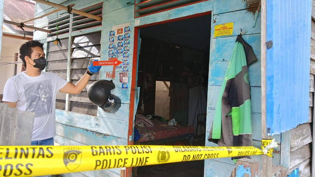 Petugas Polres Kubu Raya saat berada di rumah korban. Foto: Dok. Polres Kubu Raya