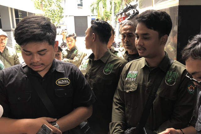 Rizki Agam Saputra (kiri) dan Agam Muhammad Nazrudin (kanan) saat dijumpai wartawan usia konferensi pers di Koarmada RI, Gunung Sahari, Jakpus, Senin (6/1/2024). Foto: Thomas Bosco/kumparan