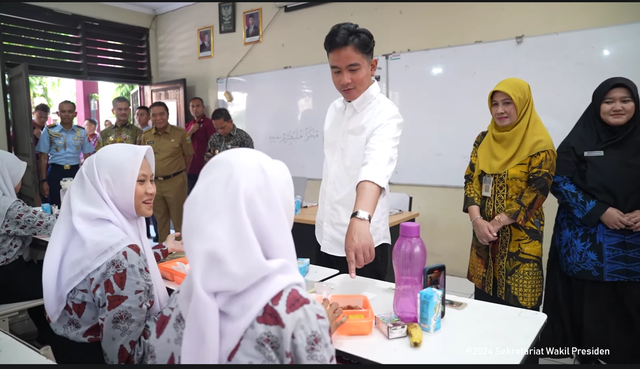 Wakil Presiden Gibran Rakabuming Raka berbincang dengan siswa saat mengunjungi SMK Negeri 3 Tangerang dalam uji coba makan bergizi gratis. Kegiatan tersebut berlangsung di Tangerang, Banten, pada Selasa (21/11/2024). Foto: Biro Pers, Media, dan Informasi Sekretariat Wakil Presiden.