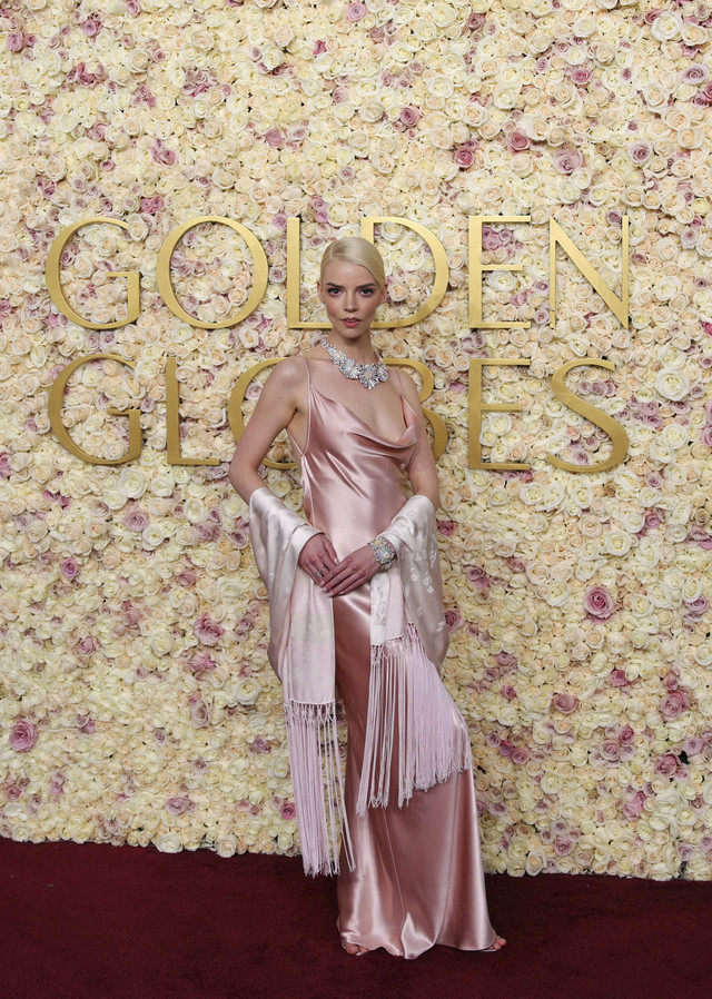 Anya Taylor-Joy di karpet merah Golden Globes 2025 di Beverly Hilton Hotel, Beverly Hills, California, AS. Foto: Daniel Cole/REUTERS 