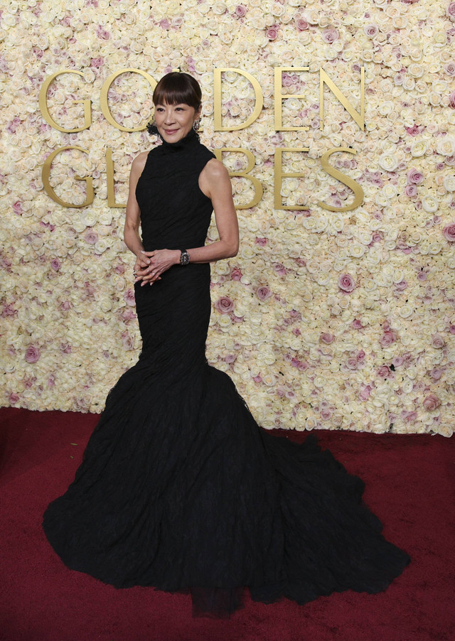 Michelle Yeoh di karpet merah Golden Globes 2025 di Beverly Hilton Hotel, Beverly Hills, California, AS. Foto: Daniel Cole/REUTERS 