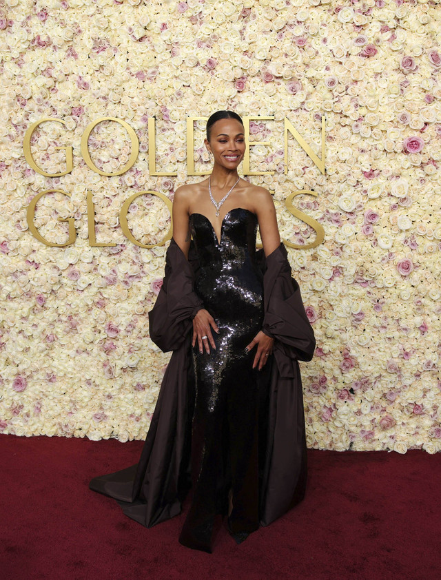 Zoe Saldana di karpet merah Golden Globes 2025 di Beverly Hilton Hotel, Beverly Hills, California, AS. Foto: Daniel Cole/REUTERS 