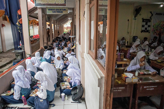 Siswa menyantap makanan bergizi gratis di SMPN 12 Cimahi, Kota Cimahi, Jawa Barat, Senin (6/1/2025). Foto: Abdan Syakura/ANTARA FOTO