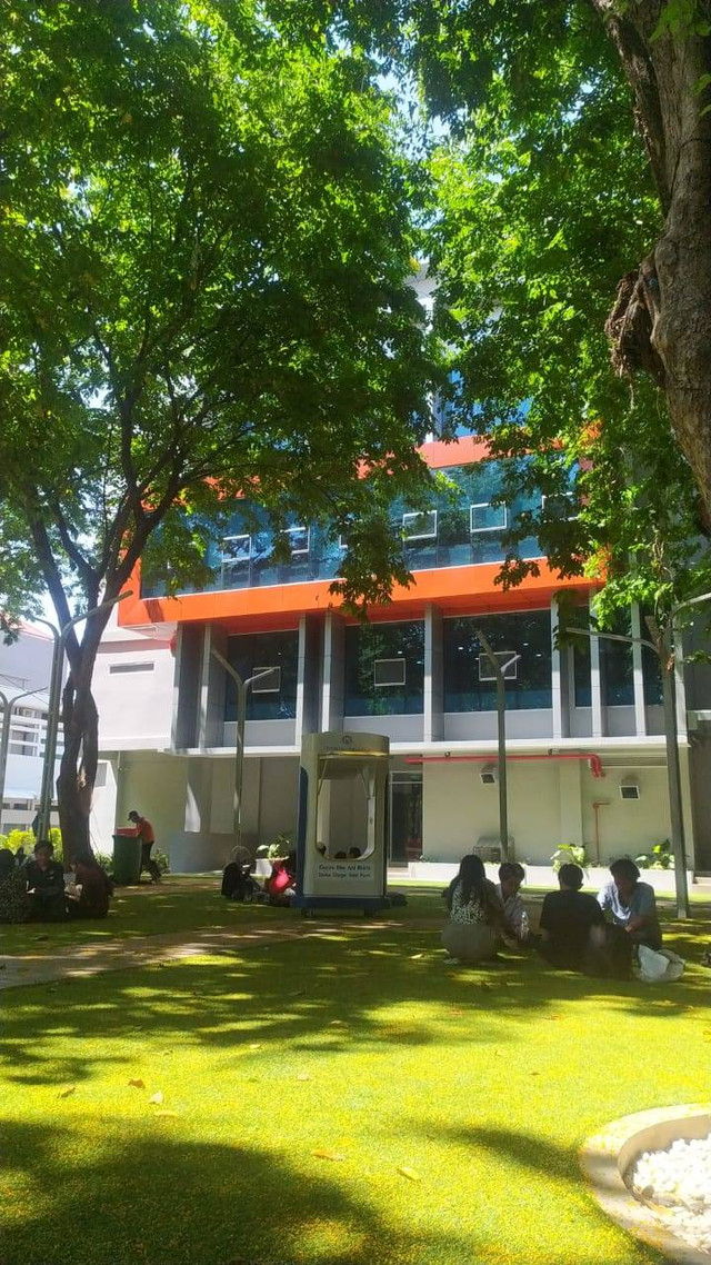 Suasana taman Fisip Kampus B Universitas Airlangga. Dokumentasi diambil oleh Gunawan Maulana selaku penulis