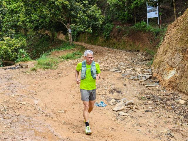 Pak Budiono Darsono, Presiden Komisaris kumparan, yang tengah latihan untuk persiapan Tahura Trail Running. Foto: Dok.istimewa