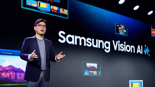 President and Head of Visual Display Business Samsung Electronics, SW Yong, memperkenalkan teknologi baru Vision AI untuk smart TV Samsung di acara CES 2025 First Look, Senin (6/1). Foto: Samsung