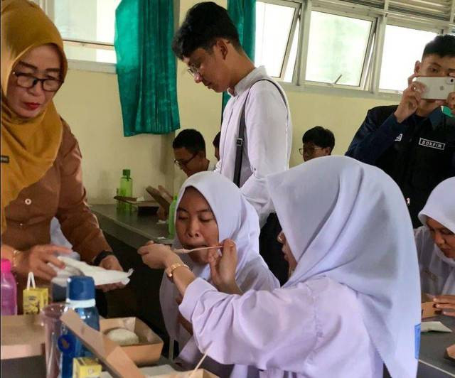 Uji coba makan bergizi gratis yang digelar Pemprov Kalbar beberapa waktu lalu di SMA N 1 Pontianak. Foto: Yulia Ramadhiyanti/Hi!Pontianak