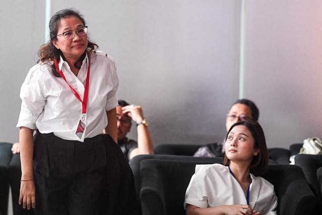 Mantan terpidana kasus suap penggantian antarwaktu (PAW) anggota DPR  Agustiani Tio Fridelina berjalan untuk menjalani pemeriksaan di Gedung Merah Putih KPK, Jakarta, Senin (6/1/2025). Foto: Muhammad Adimaja/ANTARA FOTO