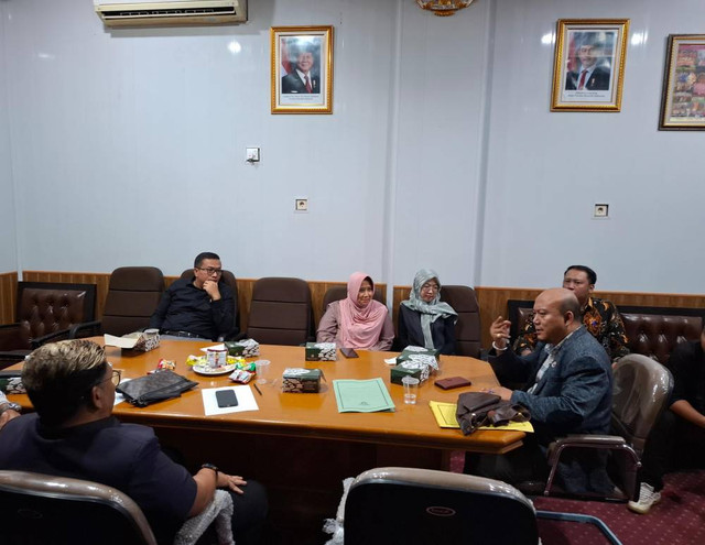 Pengacara I, Yudia, saat klarifikasi di BK DPRD Kabupaten Cirebon. Foto: Tarjoni/Ciremaitoday