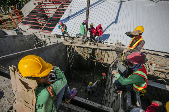 Ilustrasi Pekerja (Foto oleh Denniz Futalan: https://www.pexels.com/photo/men-working-on-construction-site-4956918/)