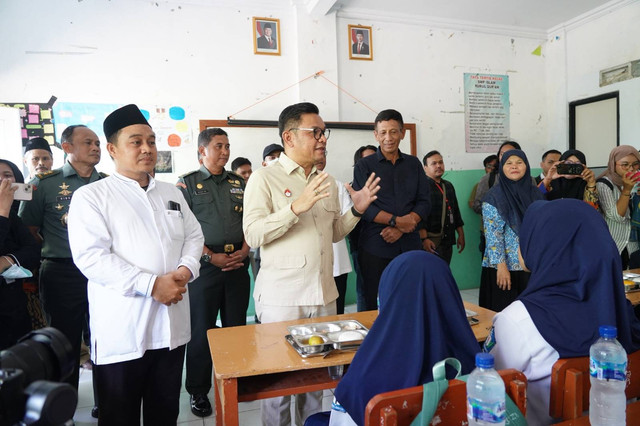 Gubernur Lemhannas RI, Tubagus Ace Hasan Syadzily, tinjau program makan siang bergizi gratis di Kampung Kebayungan, Kelurahan, Kecamatan Tapos, Kota Depok, Senin, 6 Januari 2025. (Foto: Istimewa) 