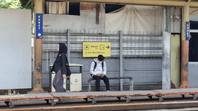 Suasana saat jam berangkat kantor di Stasiun Karet, Jakarta. Foto: Aliya R Putri/kumparan