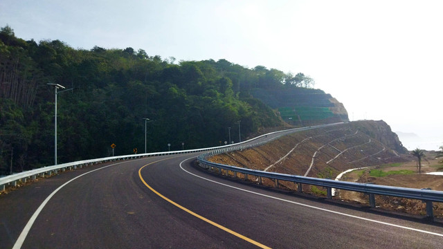 Foto Jalur Lintas Selatan Jawa Timur (Sumber: Foto Pribadi)