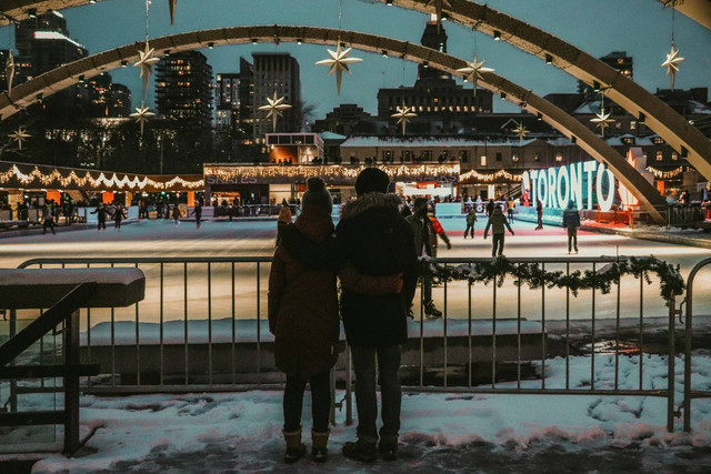 Ice Rink Taman Anggrek. Foto hanya ilustrasi, bukan tempat sebenarnya, Sumber: Unsplash/designecologist