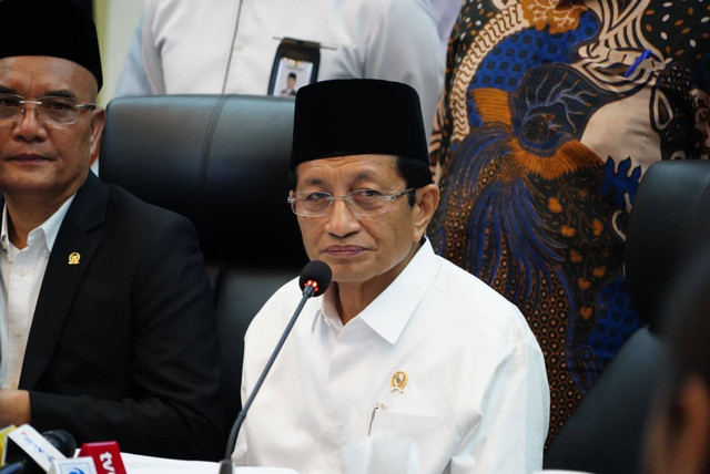 Menteri Agama Nasaruddin Umar mengikuti rapat kerja penetapan biaya haji 2025 bersama Komisi VIII DPR di Kompleks Parlemen, Senayan, Jakarta, Senin (6/1/2025). Foto: Kemenag RI