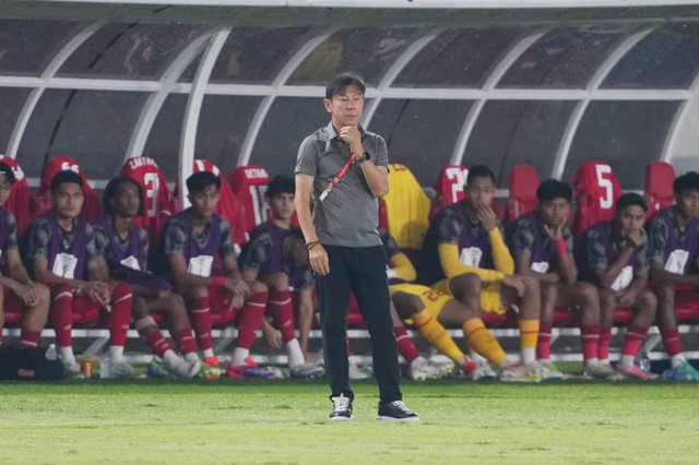 Shin Tae-Yong mendampingi Timnas Indonesia saat Asean Mitsubishi Electric Cup 2024 di Stadion Manahan, Solo (21/12/2024). Foto: PSSI