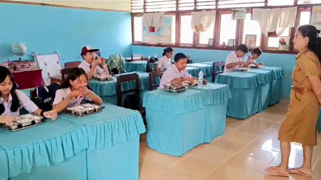 Para siswa Sekolah Dasar di Langowan, Kabupaten Minahasa, Sulawesi Utara, sedang mencicipi menu Makan Bergizi Gratis yang mulai diberikan pada Senin (6/1). (foto: febry kodongan)