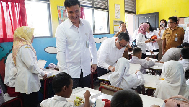 PT Garuda Indonesia Tbk (Persero) meluncurkan program Makan Bergizi Gratis (MBG) di Kota Tangerang, Senin (6/1/2025). Foto: Garuda Indonesia