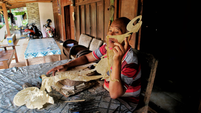 Pengrajin Wayang Kulit di Desa Kepuhsari, Manyaran. Foto : Apsari KumalaDewi, 2024 (Dokumen Pribadi)