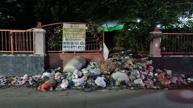 Tumpukan sampah di rumah kosong di Jalan Raya Randu, Surabaya, Senin (6/1/2024). Foto: Farusma Okta Verdian/kumparan