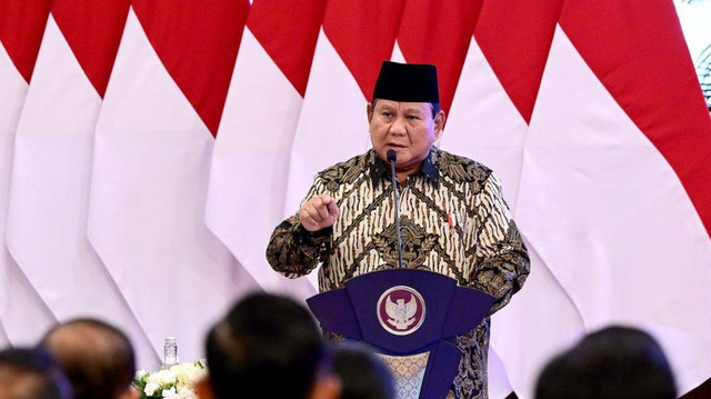 Presiden Prabowo Subianto menghadiri acara penyerahan secara digital Daftar Isian Pelaksanaan Anggaran (DIPA) dan Buku Alokasi Transfer ke Daerah (TKD) Tahun Anggaran 2025, serta peluncuran Katalog Elektronik versi 6.0, yang digelar di Istana Negara, Jakarta, pada Selasa, 10 Desember 2024. Foto: BPMI Setpres/Muchlis Jr