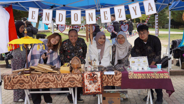 Penulis (tengah berbatik) bersama mahasiswa Indonesia saat membuka stand untuk mengenalkan budaya Indonesia di Universitas Kocaeli, Turki (2024)