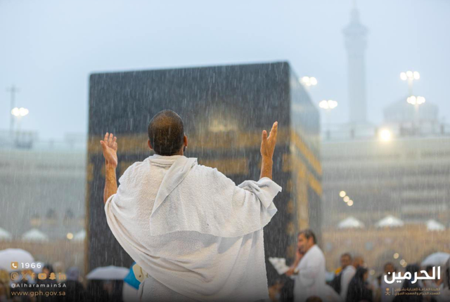 Jemaah umrah berdoa di depan Ka'bah saat hujan deras di Masjidil Haram, Makkah, Arab Saudi pada Senin (6/1/2025. Foto: Dok AlharamainSA