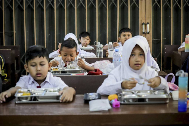 Pelaksanaan program Makanan Bergizi Gratis di SDN Slipi 15, Jakarta Barat, Senin (6/1/2025). Foto: Jamal Ramadhan/kumparan