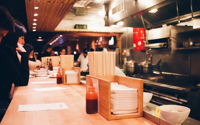 Tempat Makan di WTC Surabaya. Foto hanya ilustrasi, bukan tempat sebenarnya. Sumber: pexels.com/Josh Kobayashi