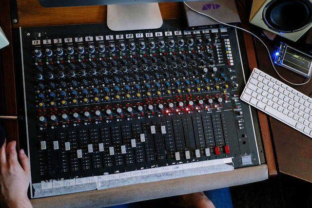 Mixer digital adalah alat yang mampu menghasilkan suara yang stabil dan bebas noise yang menggangu. Foto: Pexels.com