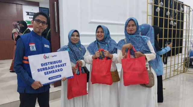 Salurkan 102 Paket Sembako pada Pasar Raya Qur'an Festival di STIQ Al Multazam