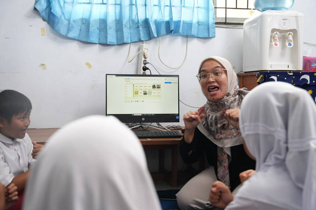 Guru pengajar Tuna Rungu dan Tuna Wicara SLB N Tamansari Kota Tasikmalaya, Nurul Fadhillah dalam mengajarkan bahasa isyarat dengan aplikasi I-Chat yang dikembangkan PT. Telkom Indonesia. Foto: Dok. Telkom