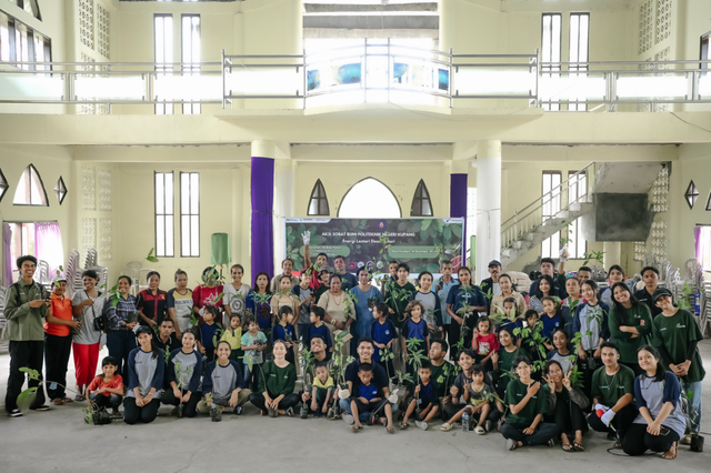 Penerima Beasiswa Pertamina Sobat Bumi (SoBI) gelar aksi kelestarian lingkungan dengan menanam pohon di Desa Pukdale, Kupang, NTT. Foto: Dok. Pertamina