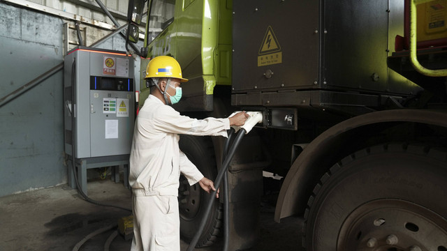 Charging unit loader listrik PT DSI, kawasan IMIP. Foto: Amrizal Papua/kumparan