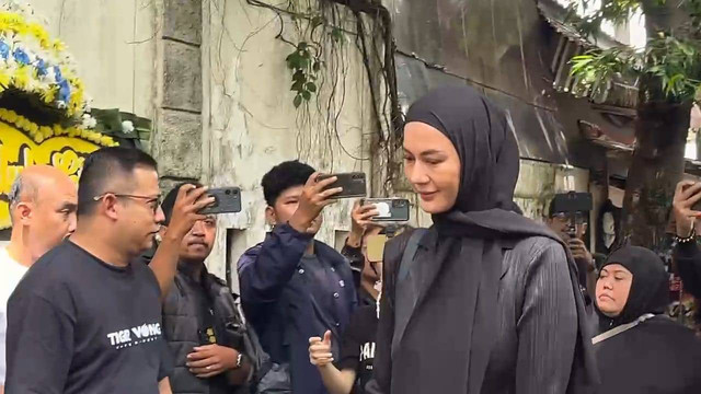 Istri Baim Wong, Paula Verhoeven, tiba di rumah duka ayah mertuanya di kawasan Menteng, Jakarta Pusat, Selasa (7/1). Foto: Vincentius Mario/kumparan