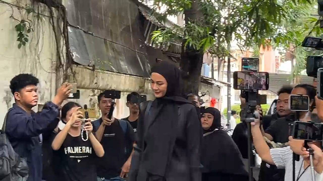 Istri Baim Wong, Paula Verhoeven, tiba di rumah duka ayah mertuanya di kawasan Menteng, Jakarta Pusat, Selasa (7/1). Foto: Vincentius Mario/kumparan