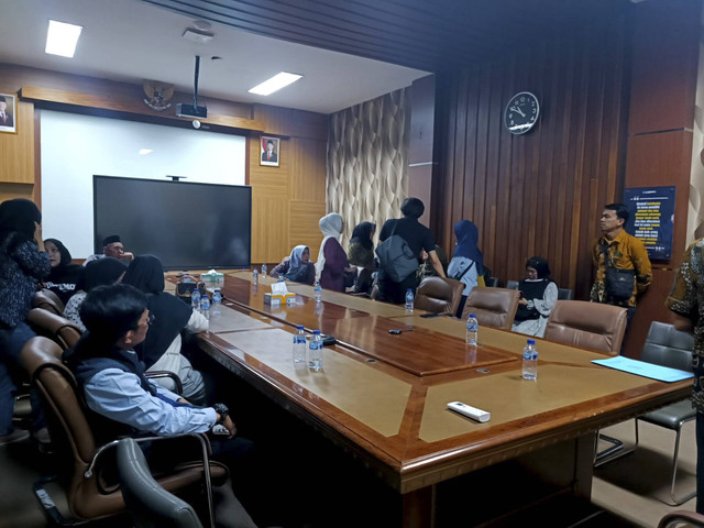 Suasana usai audiensi Universitas Bandung dengan Yayasan Bina Administrasi dan LLDikti Wilayah IV, di kantor LLDikti Wilayah IV, Selasa (7/1/2025). Foto: Robby Bouceu/kumparan