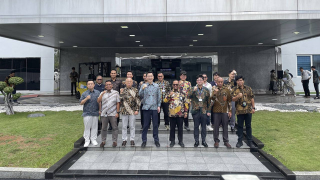 Direktur Jenderal Industri Logam, Mesin, Alat Transportasi dan Elekronika, Kemenperin, Setia Diarta bersama perwakilan dari Samsung, Oh Youn Taek, Lee Hun, Yoo Jung Young di Pabrik PT Samsung Electronics Indonesia, Cikarang, Jawa Barat, Selasa (7/1). Foto: Ghifari/kumparan 