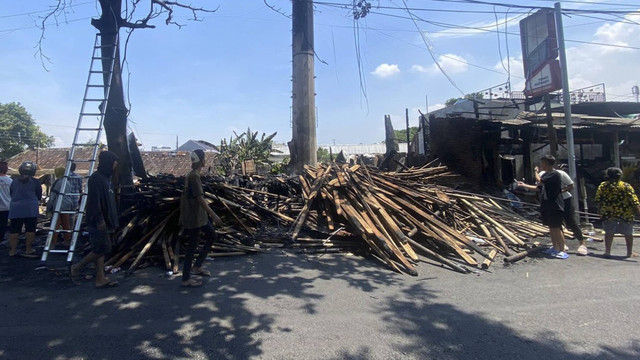 Sejumlah kios di Jalan Basudowo Kecamatan Semarang Selatan Kota Semarang terbakar, Selasa (7/1/2025) Foto: Intan Alliva Khansa/kumparan