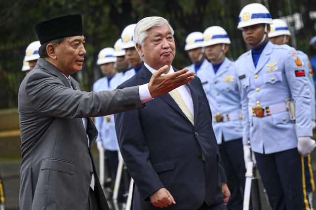 Menteri Pertahanan Sjafrie Sjamsoeddin (kiri) dan Menteri Pertahanan Jepang Gen Nakatani (kanan) memeriksa pasukan sebelum melakukan pertemuan di Gedung Kementerian Pertahanan, Jakarta, Selasa (7/1/2025). Foto: ANTARA FOTO/Muhammad Ramdan