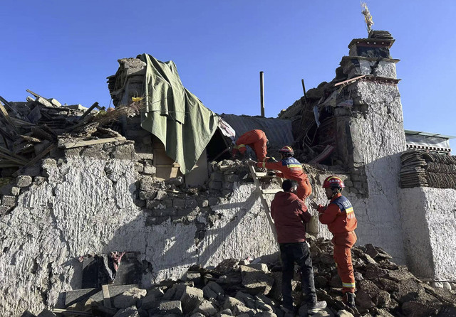 Para petugas penyelamat mencari korban yang selamat setelah gempa bumi di Kota Dingri, Changsuo, Xigaze, Daerah Otonomi Tibet, China barat daya, Selasa (7/1/2025). Foto: Xinhua via AP Photo