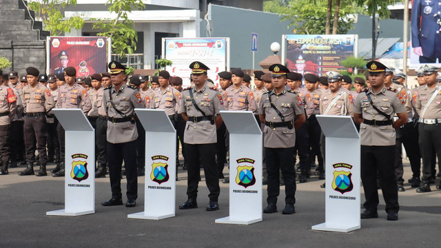 Upacara serah terima jabatan (Sertijab) Wakapolres dan Kasat Lantas, di halaman Mapolres Bojonegoro. Selasa (07/01/2025). (Aset: Humas Polres Bojonegoro)