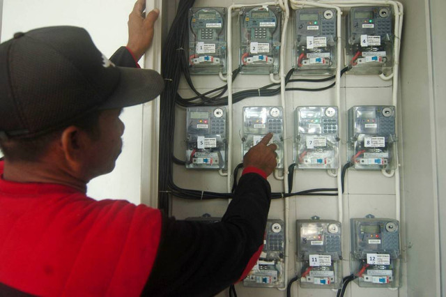 Petugas memeriksa meteran listrik prabayar di Rumah Susun Sewa (Rusunawa) Tegal, Jawa Tengah, Selasa (7/2/2023). Foto: ANTARA FOTO/Oky Lukmansyah