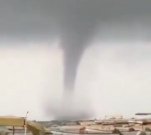 Pusaran air waterspout di Rabigh, Proinsi Makkah, Senin (6/1/2025). Foto: Dok Makkah Region