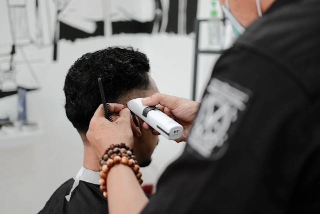 Rekomendasi Barbershop Malang. Foto hanya ilustrasi, bukan tempat sebenarnya. Sumber: Unsplash/Firza Pratama