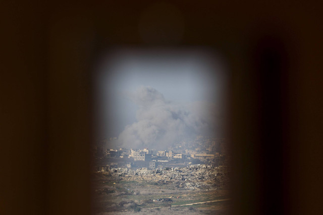 Asap mengepul saat bangunan-bangunan yang hancur di Beit Hanoun di Jalur Gaza, di tengah konflik yang sedang berlangsung antara Israel dan Hamas, seperti yang terlihat dari Israel selatan, Selasa (7/1/2025). Foto: Kai Pfaffenbach/REUTERS