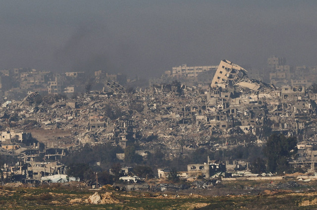 Bangunan-bangunan yang hancur di Beit Hanoun di Jalur Gaza, di tengah konflik yang sedang berlangsung antara Israel dan Hamas, seperti yang terlihat dari Israel selatan, Selasa (7/1/2025). Foto: Kai Pfaffenbach/REUTERS