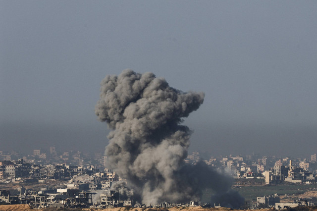 Asap mengepul saat bangunan-bangunan hancur di Beit Hanoun di Jalur Gaza, di tengah konflik yang sedang berlangsung antara Israel dan Hamas, seperti yang terlihat dari Israel selatan, Selasa (7/1/2025). Foto: Kai Pfaffenbach/REUTERS